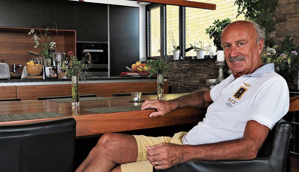 Pino Zünds liebster Platz im Haus ist am Esstisch. An Wochenenden geht es gesellig zu und her. Mit der Familie und Freunden wird gekocht, gegessen, getrunken und die genussvolle Seite des Lebens gelebt.