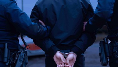 Polizei nimmt zwei Männer fest, die mehrere Autos durchsuchten