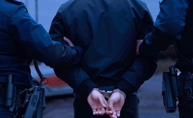 Polizei nimmt zwei Männer fest, die mehrere Autos durchsuchten