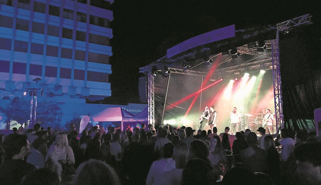 Bei kühleren Temperaturen am Abend heizten Baba Shrimps und James Gruntz dem Publikum ordentlich ein. 