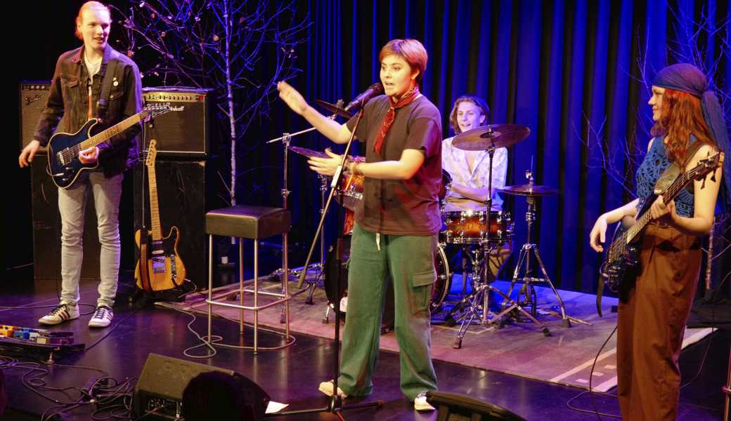 Am Samstagabend rockte «Curl» mit Hans, Finn Robin, Gabriel und Leana die Diogenes Adventsbühne. 
