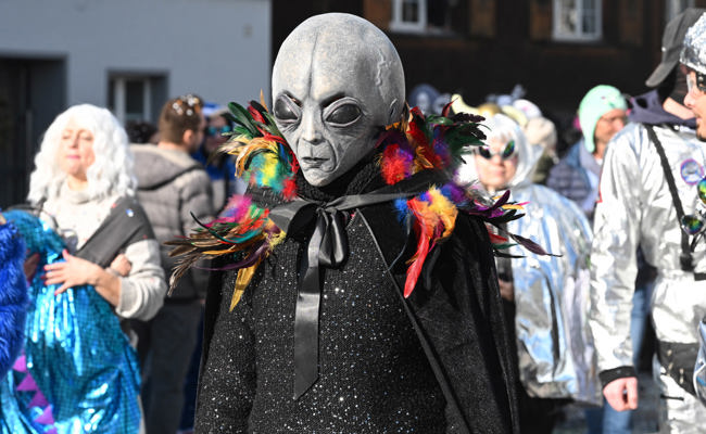 Herrliches Wetter lockte die Zaungäste in Scharen an den Kriessner Fasnachtsumzug