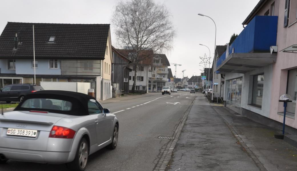 Die Hauptstrasse, hier der Blick in Richtung Mineralheilbad-Kreisel, wird umfassend saniert: neuer Belag, neue Rohre und neue Beleuchtung auf 1,1 km Länge.  