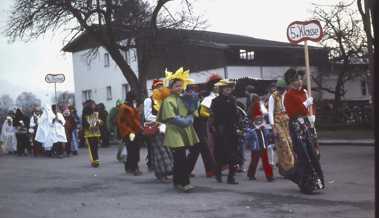 Über 800 grosse und kleine Mäschgerli ziehen an der Fasnacht durch Kriessern