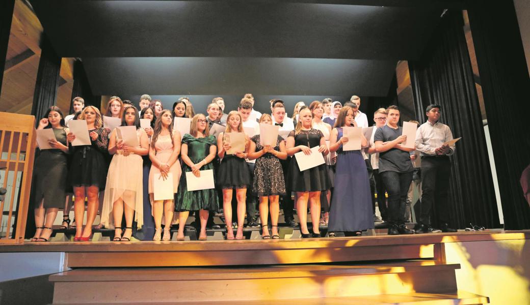 44 Schülerinnen und Schüler feierten gemeinsam das Ende der obligatorischen Schulzeit. 