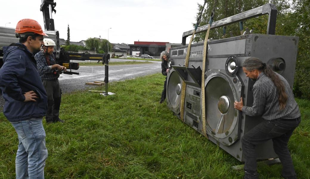 «No es Mü links!» David Tanner beaufsichtigt die Platzierung seines erst vor kurzem fertig gewordenen Werks durch Transportunternehmer Hanspeter Schmidheiny und den Künstlerkollegen Simon Kness und Silvan Köppel (von links).