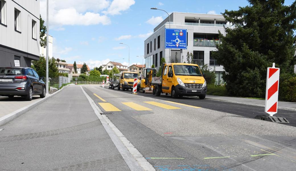 Dort, wo noch Reste eines Fussgängerstreifens zu sehen sind, wird in etwa einem Jahr eine Verkehrsinsel die Sicherheit der Fussgängerinnen und Fussgänger erhöhen.