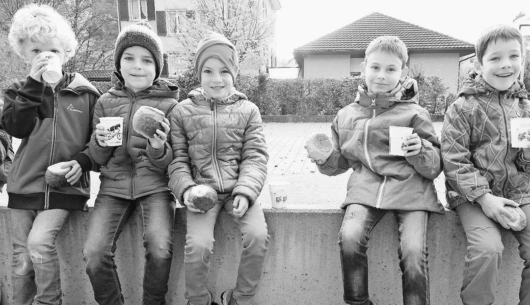 Schöne Überraschung: eine Milch und ein Bürli zur Pause. Bild: pd