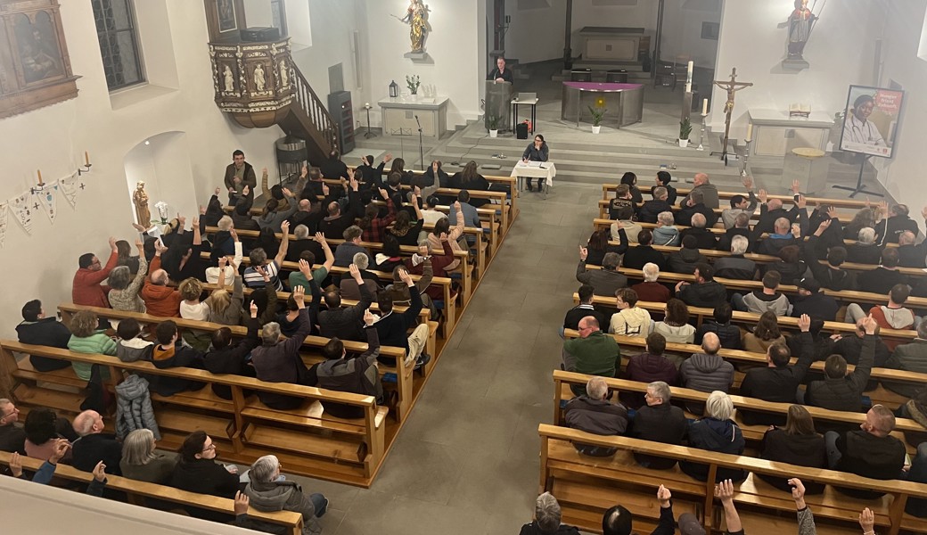 Zur katholischen Kirchbürgerversammlung gehörte ein kleines Tohuwabohu mit dreimaligem Stimmenzählen.