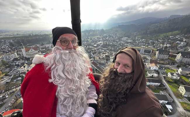 Klaus und Schmutzli fuhren im Heissluftballon über den Markt und das Städtli