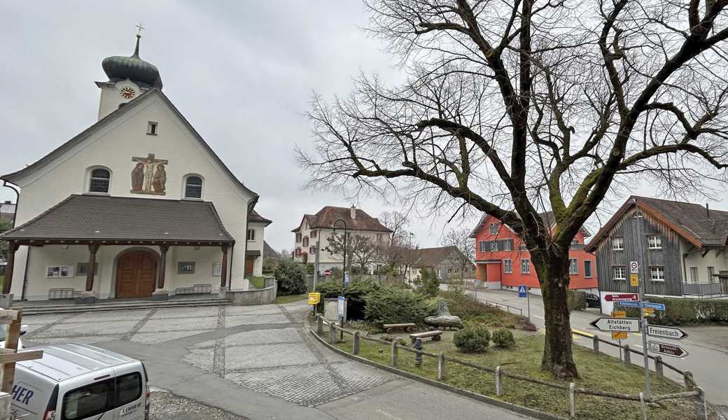 Der Dorfplatz vor der Kirche bildet das Zentrum von Kobelwald. Er wird mit farbigen Steinen aus Alpnach gepflästert und zur Begegnungszone; der Park rechts wird neu gestaltet und biologisch aufgewertet. Die grosse Linde ist gesund und bleibt erhalten.