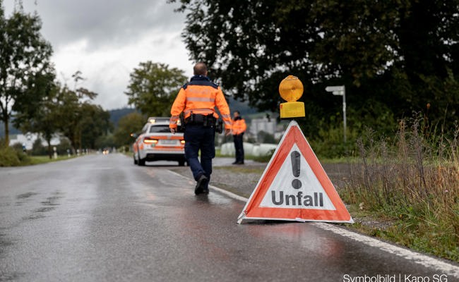 Ein 39-jähriger Mann stürzt mit E-Scooter – die Polizei stuft ihn fahrunfähig ein