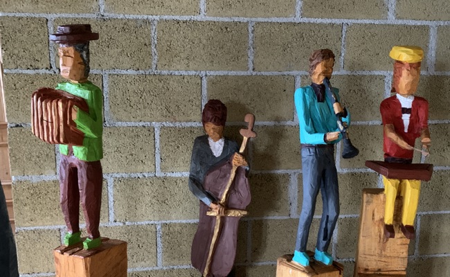 Gemeinschaftsausstellung mit Farben, Formen und Skulpturen