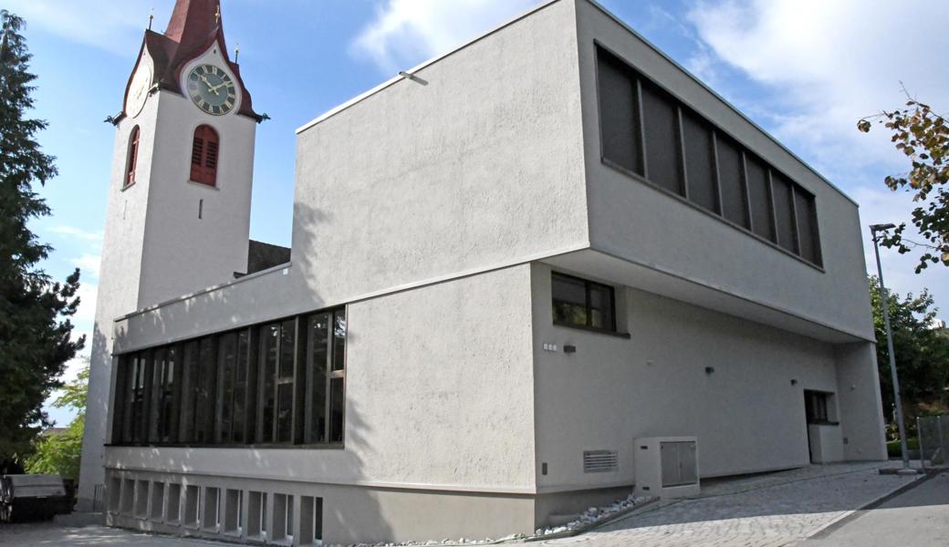 Das Kirchgemeindehaus Rebstien wurde im Zuge der Totalsanierung um ein Geschoss aufgestockt. Bedingt durch den Überhang sind die
Räume im Obergeschoss so gross, dass eine Schulklasse unterrichtet werden kann.