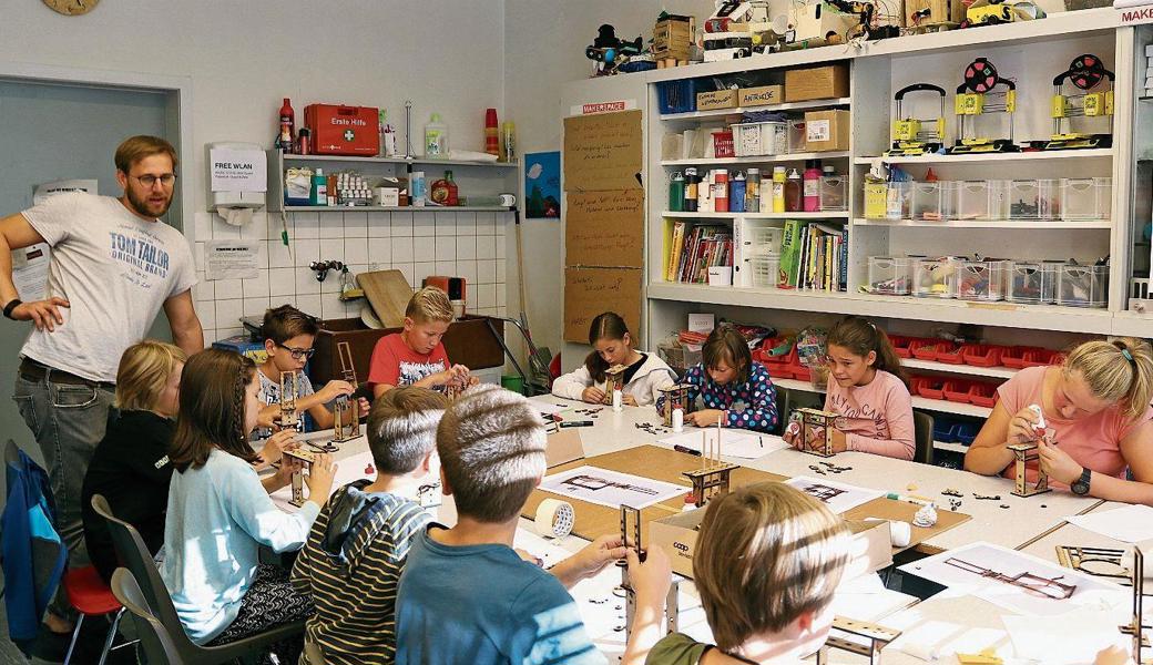 Die Kinder widmen sich konzentriert ihren Tüftel-Aufgaben.