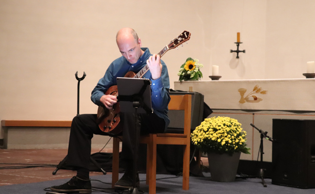 Alexander Palm spielte Barockmusik auf seiner E-Gitarre