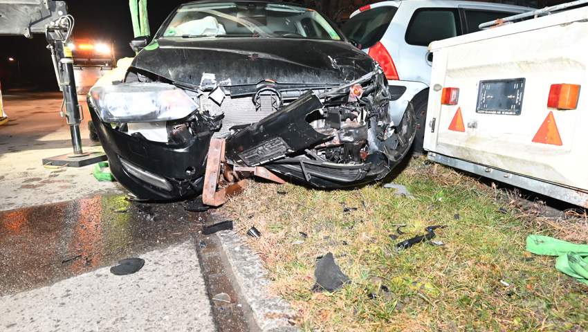 Auf der Flucht vor der Polizei baut ein Autofahrer einen Unfall - er kracht in drei parkierte Autos