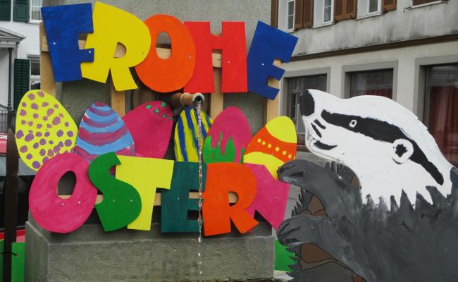 Osterbrunnen bringen Farbe ins Dorf