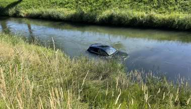 Auto landet nach Zusammenstoss im Binnenkanal - Totalschaden