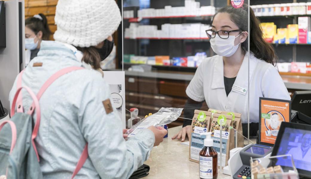 Auch wenn Kundinnen und Kunden nicht mehr Schlange stehen, gibt es in Apotheken nach wie vor viel zu tun. Die Annahme, es brauche weniger Selbsttests, weil immer mehr Menschen geimpft sind, trügt. 