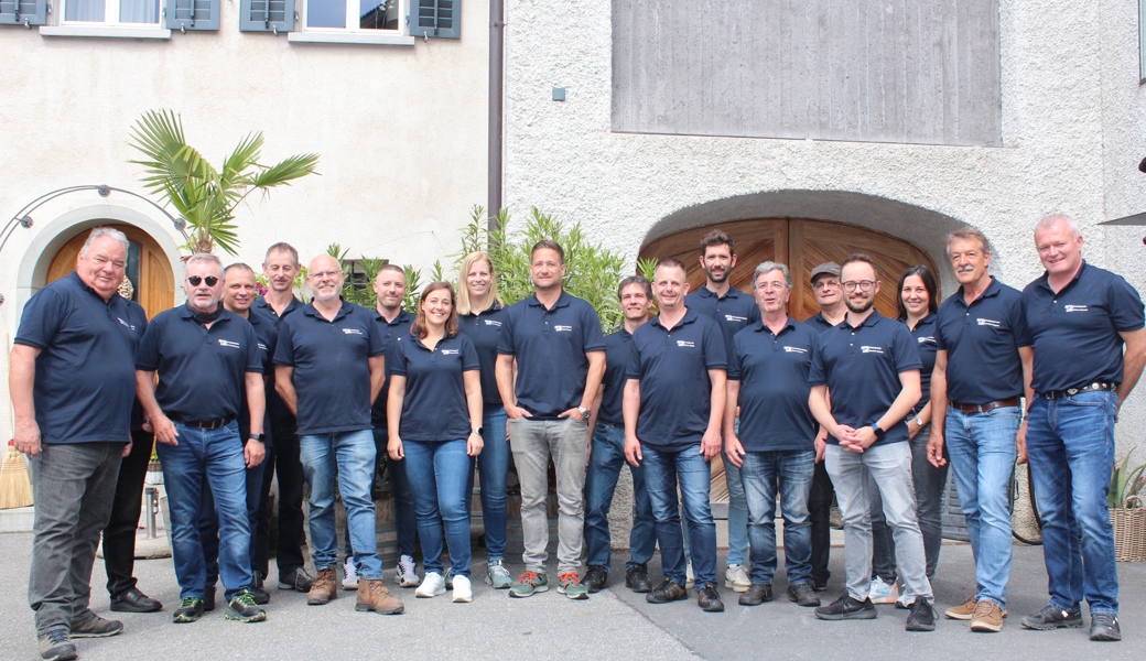 Gruppenfoto vor dem Weingut Adank in Fläsch GR