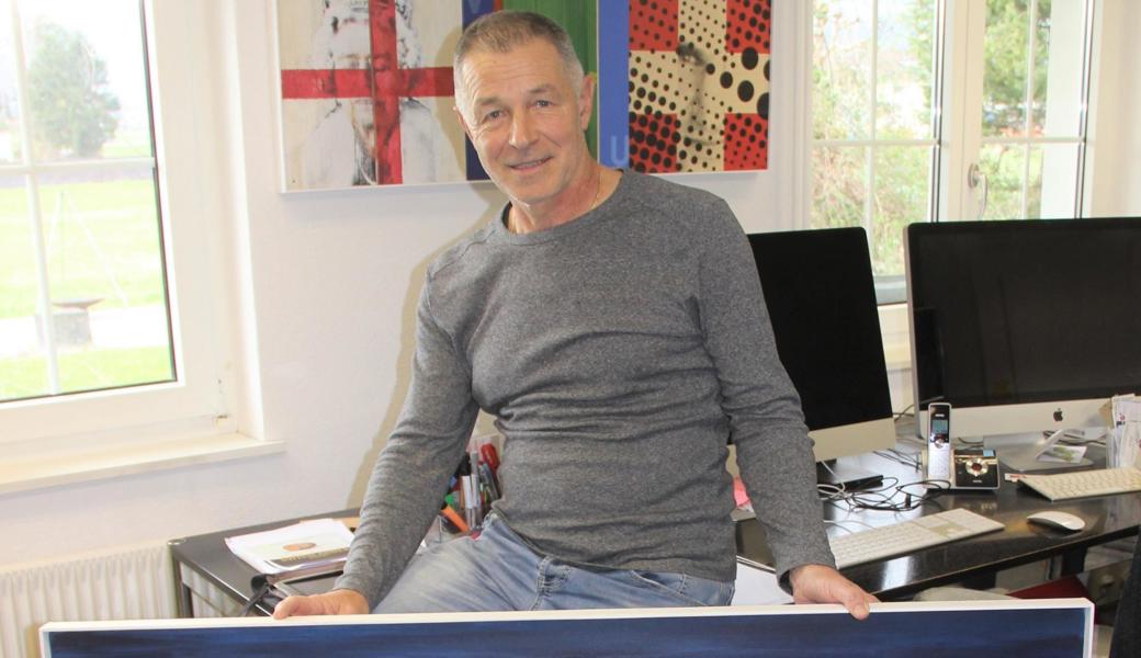 Christoph Schmids Werke bestehen aus mehreren, mit der Oberfläche der Bilder bündigen Holzteilen und sind kombiniert mit Gemaltem. Das Bild hinter ihm entstand zu Ehren Roger Federers; die Queen erweist dem Schweizer Sportler ihre Referenz und im Schweizer Kreuz ist das Porträt Federers im Punktraster versteckt.