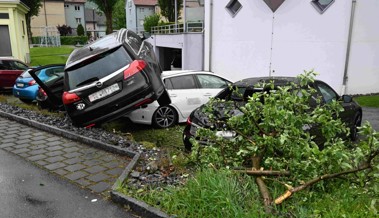 Frau verliert Kontrolle über ihr Auto, gibt dann Gas und landet schliesslich auf parkierten Wagen