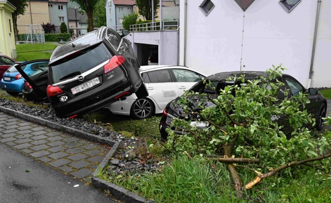 Frau verliert Kontrolle über ihr Auto, gibt dann Gas und landet schliesslich auf parkierten Wagen