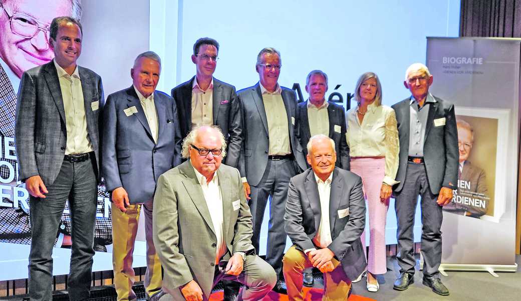 Kamen an der Vernissage zu Wort: (hinten v.l.) Jens Breu, Franz Rauch, Bernhard Ruetz, Paul Hälg, Heiri Spoerry, Helena Huber,  Beat Langenegger, (vorne v. l.) Ruedi und Nick Huber. 