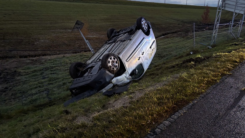 Lieferwagen landete auf dem Dach: Es bildete sich ein langer Stau im Morgenverkehr