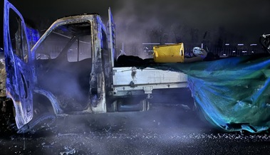 Lieferwagen ging auf der Autobahn in Flammen auf