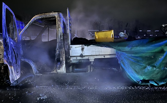 Lieferwagen ging auf der Autobahn in Flammen auf