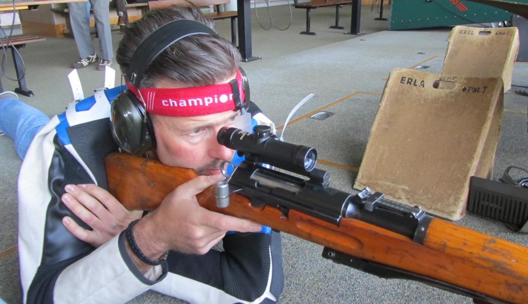 Die Teilnehmer können einen Schuss mit dem Scharfschützenkarabiner 31 – 55 abgeben.