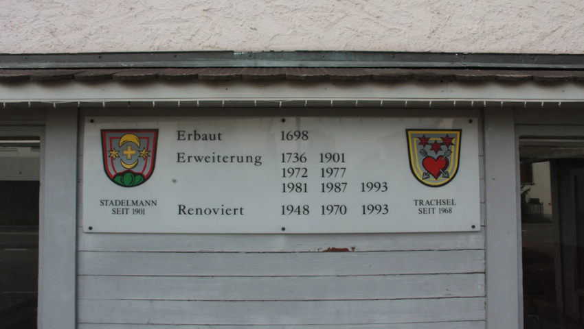 Eine Tafel an der Fassade weist auf die lange Geschichte des ehemaligen Gasthauses hin. Eine Tafel an der Fassade weist auf die lange Geschichte des ehemaligen Gasthauses hin.