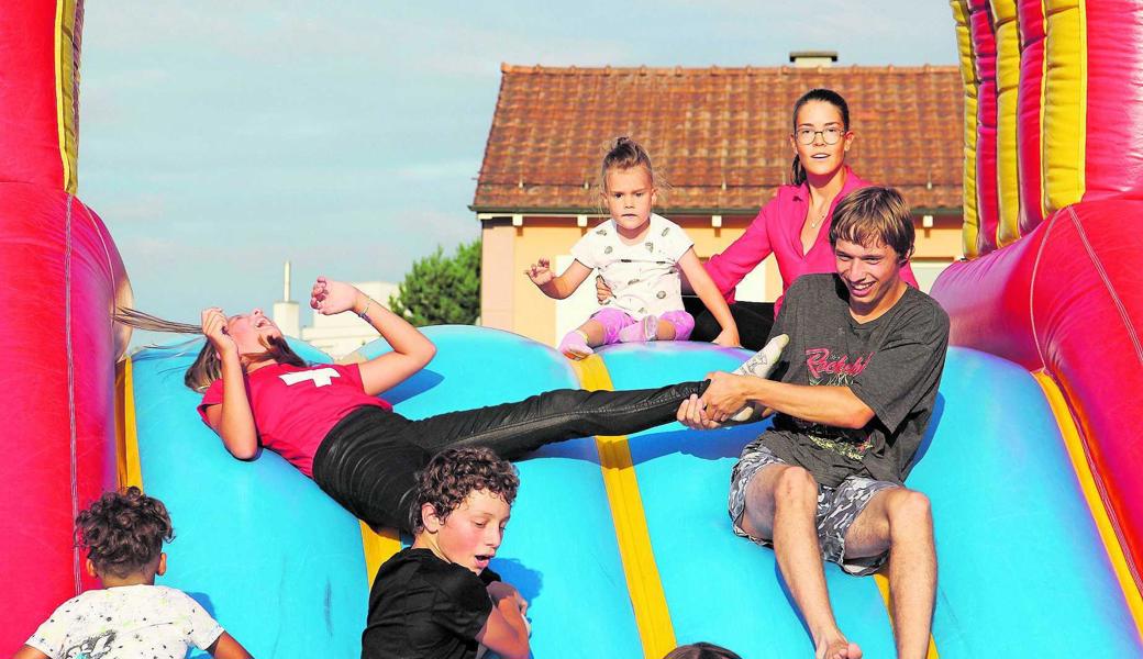 Für die Kinder das reine Vergnügen, für die Schweiz weniger: Wenn rundum an einem gezerrt wird, ist nach Ansicht von Ständerat Thomas Minder Verhandlungsgeschick nötig – und nicht eine juristische Lösung.
