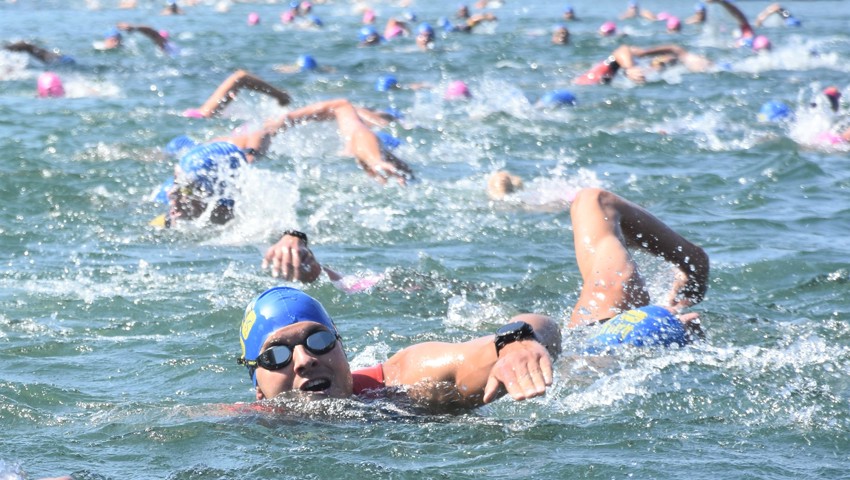 Auch in diesem Jahr beginnt der Rhyathlon wieder mit dem Schwimm-Massenstart im Baggersee. Auch in diesem Jahr beginnt der Rhyathlon wieder mit dem Schwimm-Massenstart im Baggersee.