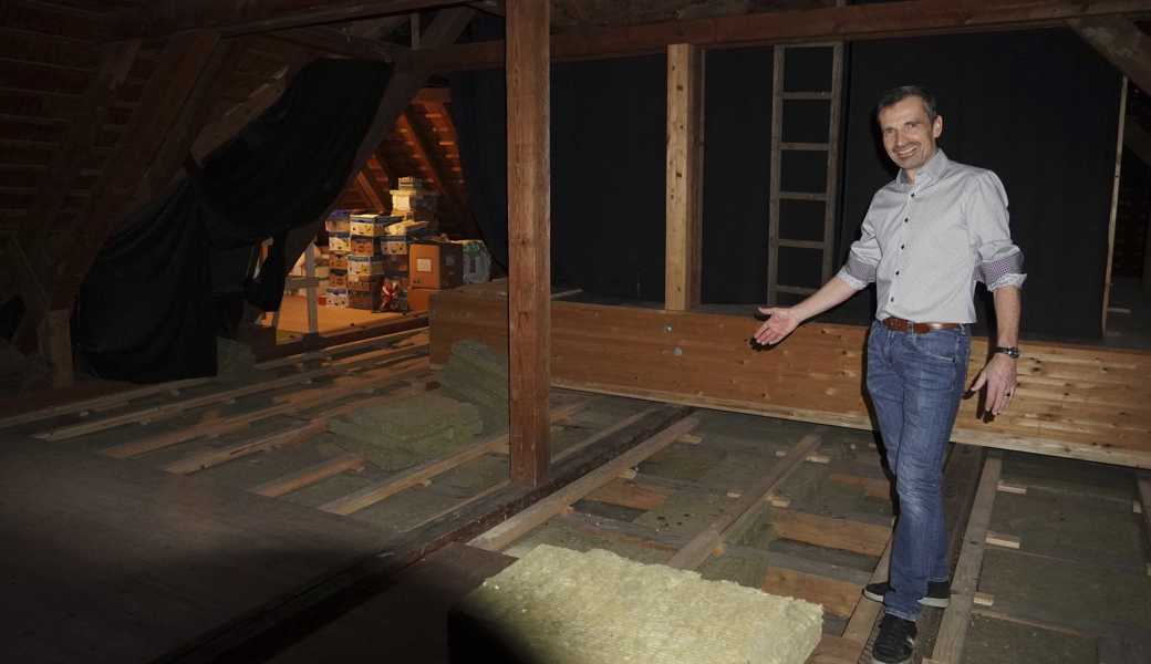 Das Dachgeschoss des im Jahr 1907 gebauten Schulhauses Kirchfeld soll als Schulraum genutzt werden. Schulratspräsident Mattia Girardi beantragt einen Planungs- und Ausführungskredit.  Das Dachgeschoss des im Jahr 1907 gebauten Schulhauses Kirchfeld soll als Schulraum genutzt werden. Schulratspräsident Mattia Girardi beantragt einen Planungs- und Ausführungskredit.