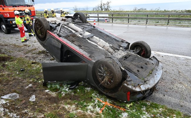 Schwer verletzt nach Selbstunfall: Ein 25-jähriger Autofahrer verliert die Kontrolle auf der A1