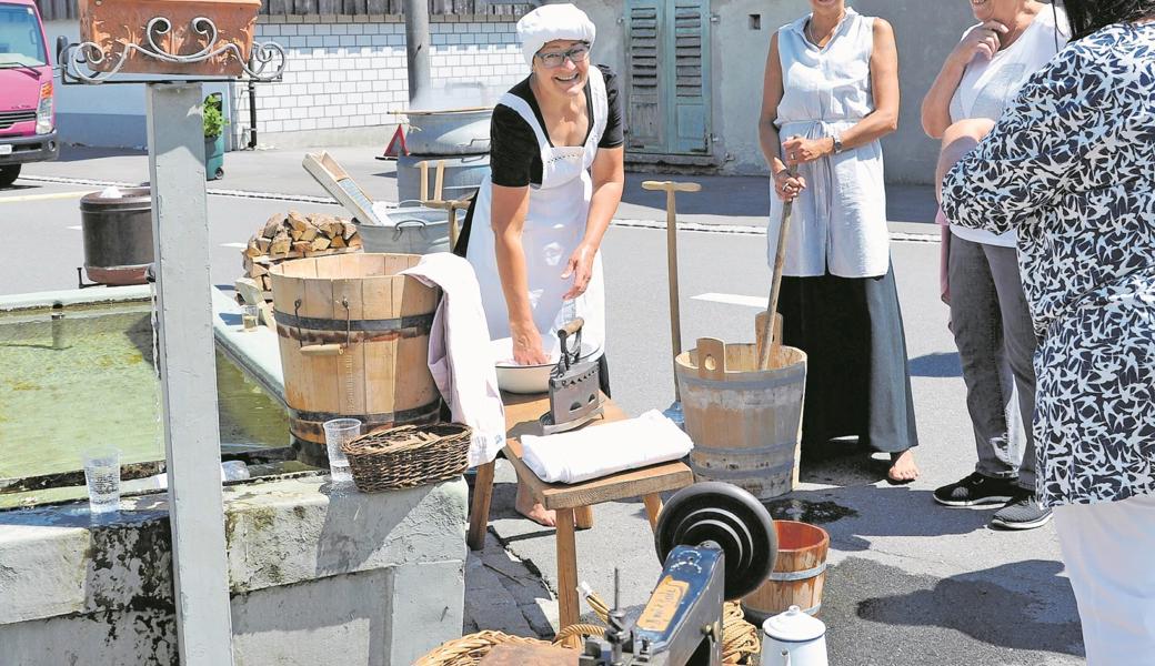 Waschtag am Büchler Dorfbrunnen wie anno dazumal. 