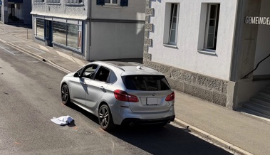 Unfall vor dem Gemeindehaus: Seniorin wird verletzt