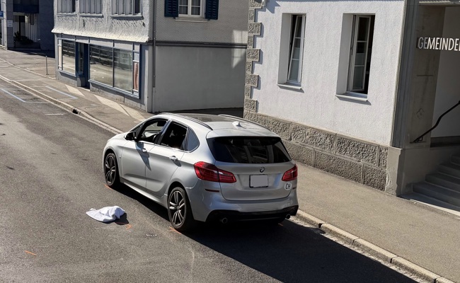 Unfall vor dem Gemeindehaus: Seniorin wird verletzt