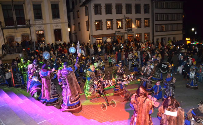 Elf Guggenmusiken bringen den Karneval zu Bernang zum Beben