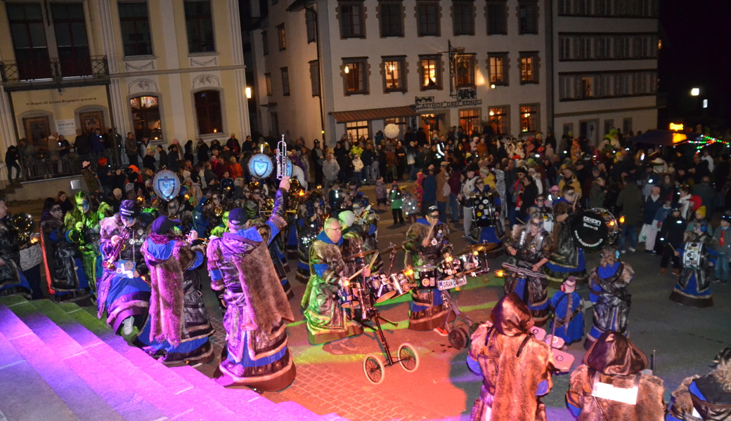Elf Guggenmusiken bringen den Karneval zu Bernang zum Beben