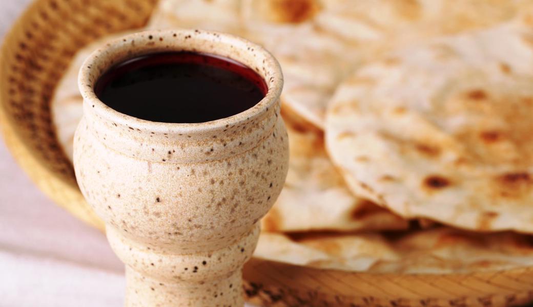 Das Abendmahl mit Brot und Wein spielt bei Erstkommunion, Konfirmation und Firmung eine wichtige Rolle. Das Abendmahl mit Brot und Wein spielt bei Erstkommunion, Konfirmation und Firmung eine wichtige Rolle.