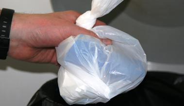 Das Taschentuch gehört jetzt in ein Plastiksäckli