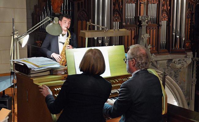 Auftakt mit Orgel und Saxofon
