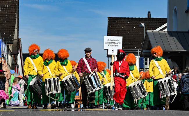 Kaiserwetter, ein riesiges Zuschauerspalier und über 800 Teilnehmer am Kriessner Fasnachtsumzug