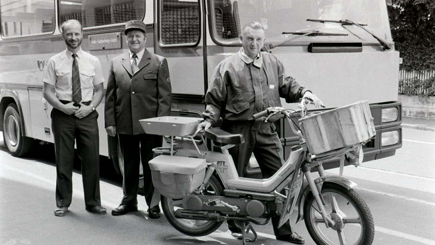 Ein Foto aus dem W&O vom 29. Mai 1992: Burkhard Heeb wird als Nachfolger seines Vaters Albert Heeb präsentiert. Rechts der langjährige Grabser Briefträger Markus Gantenbein, der zusammen mit Albert Heeb in die Pension verabschiedet wurde.