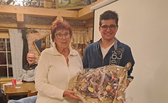 Brigitte Stampfl wird für 40 Jahre Vereinstreue geehrt