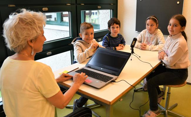 Eine Schulklasse erzählt Witze